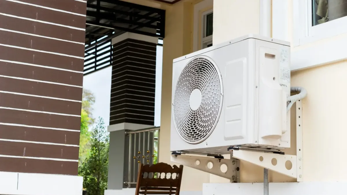 klimatyzator na ścianie domu jednorodzinnego