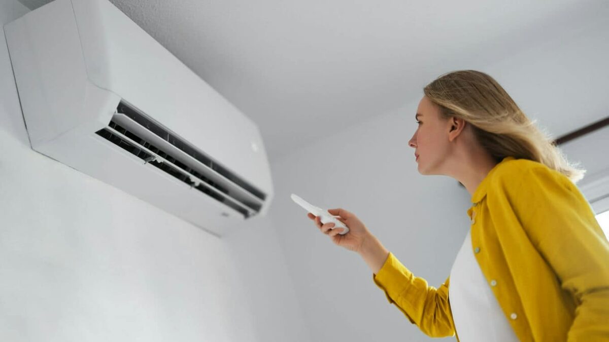 kobieta włączająca klimatyzację