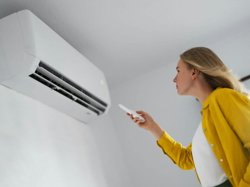 kobieta włączająca klimatyzację